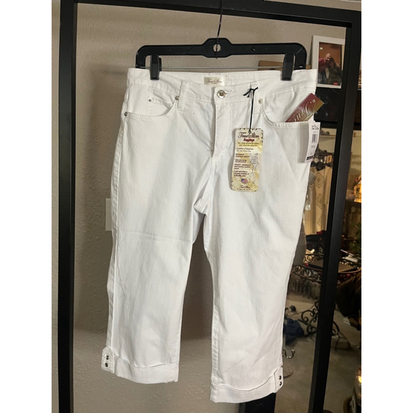 nwt womens size 10 white shorts by true slim zipper fly belted waist pockets - Picture 3 of 8